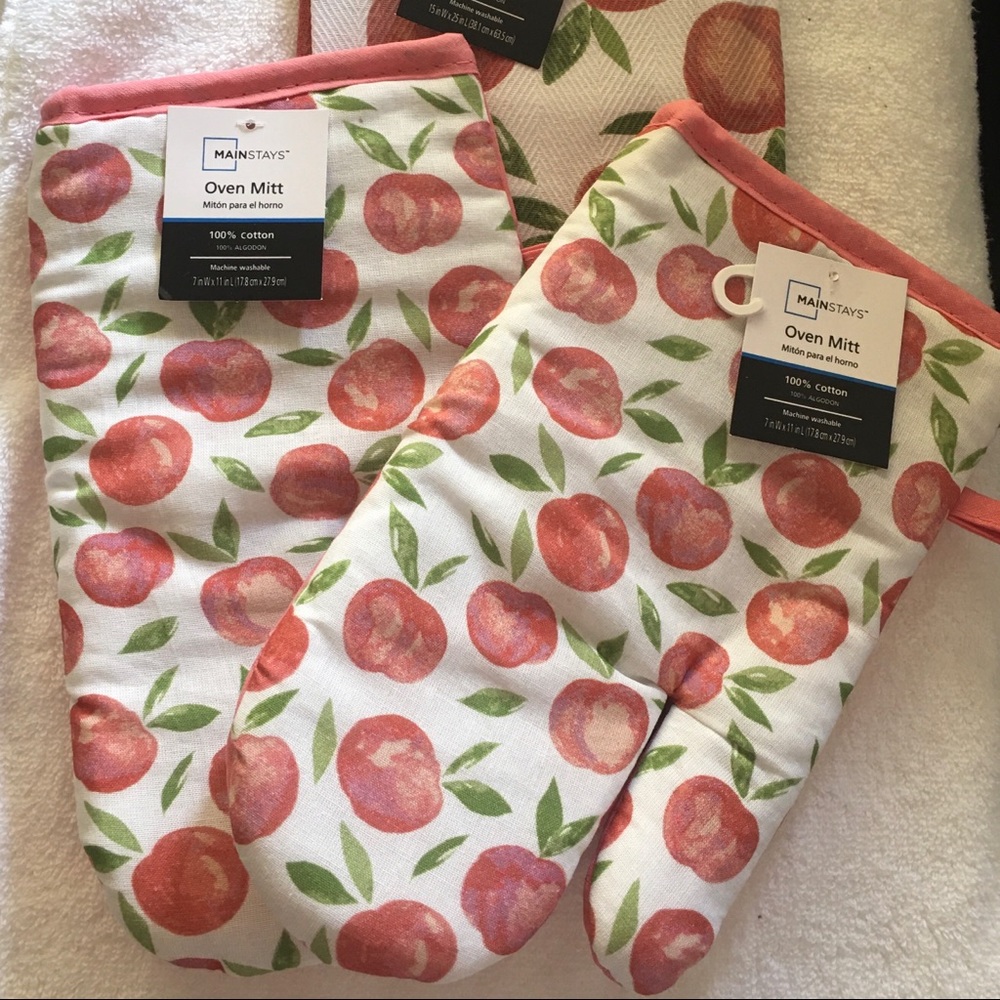 NWT 2 Peaches oven mitts and one kitchen towel